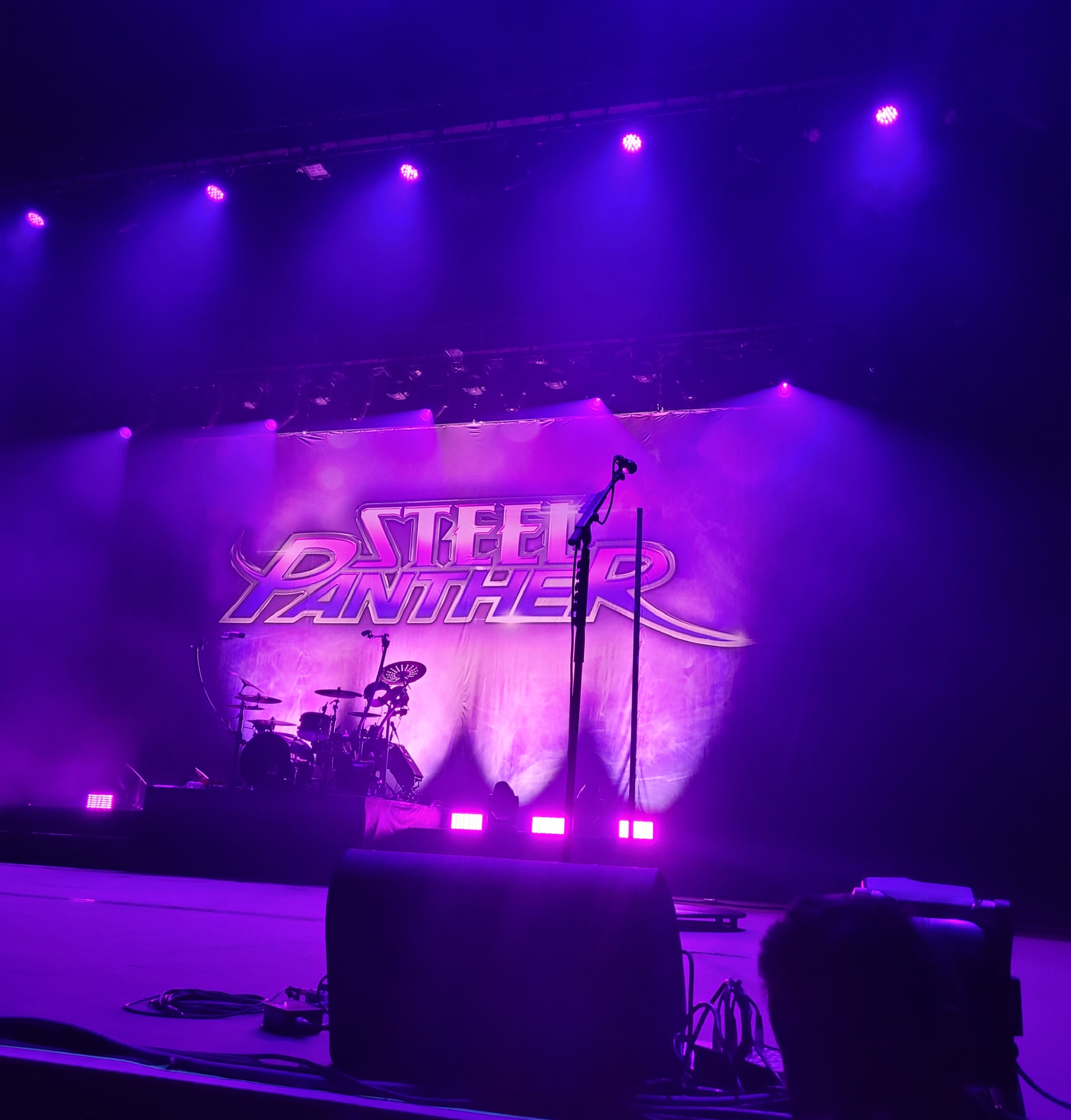Behind the Chaos: Steel Panther Live at Grand Sierra – A GonnaHappen Recap