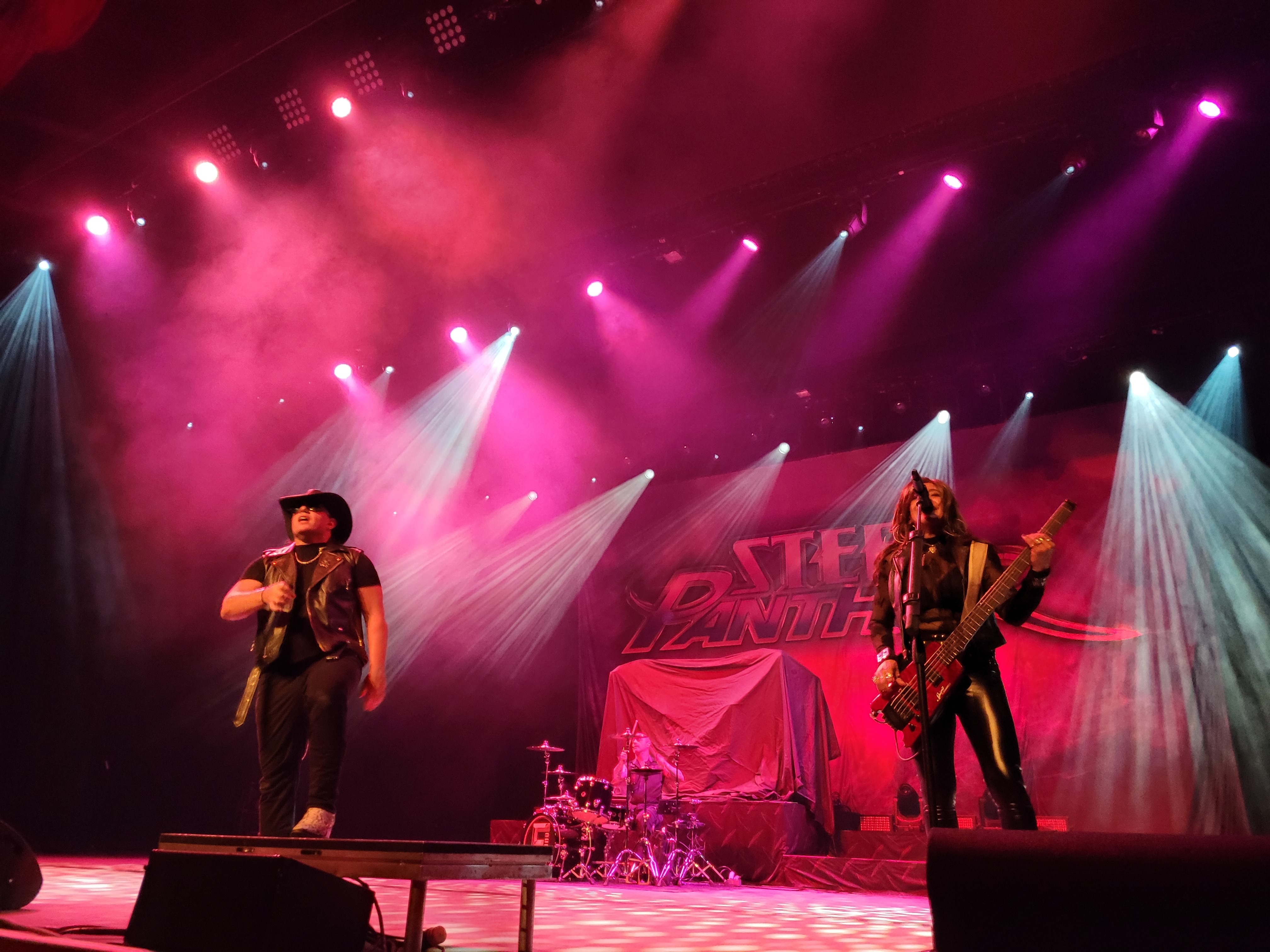 Behind the Chaos: Steel Panther Live at Grand Sierra – A GonnaHappen Recap